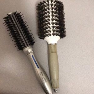 Set of two round styling brushes